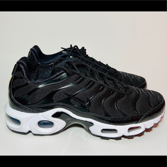 nike air max plus black and white womens